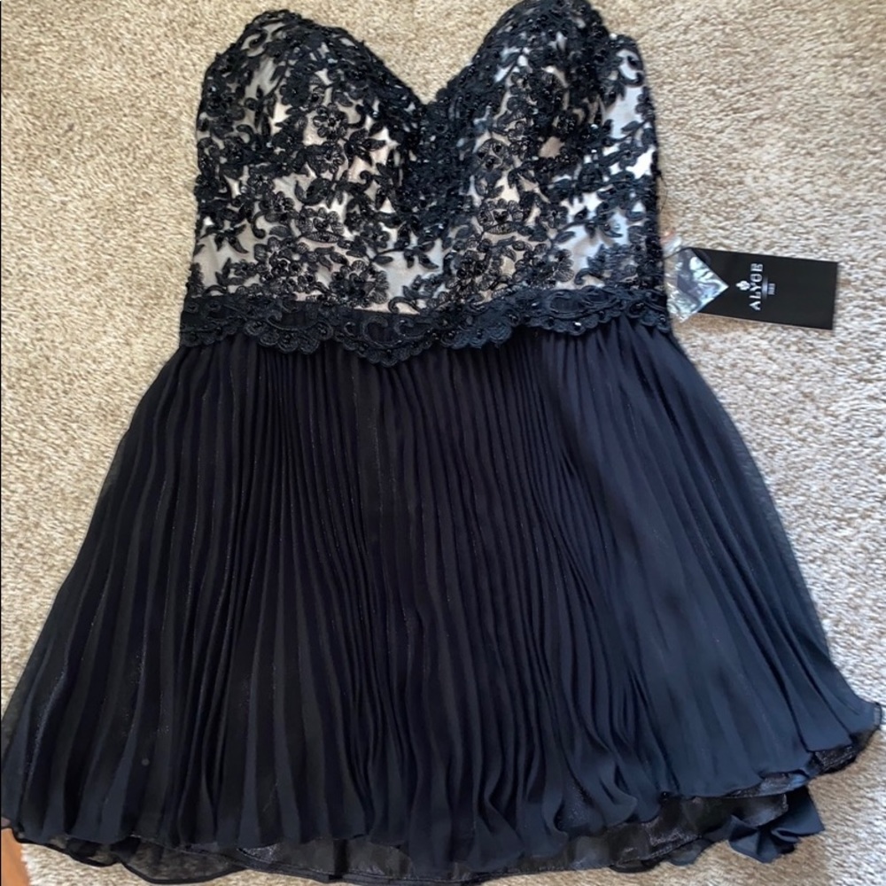 BEAUTIFUL boutique homecoming dress BRAND NEW